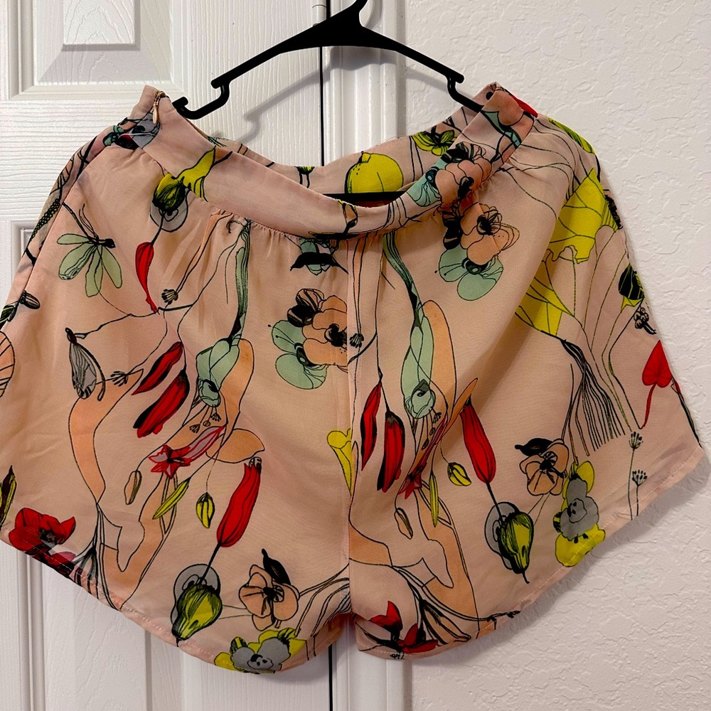 Women short pants 👖with the flowers 💐on size small, cream colored,side zipper
